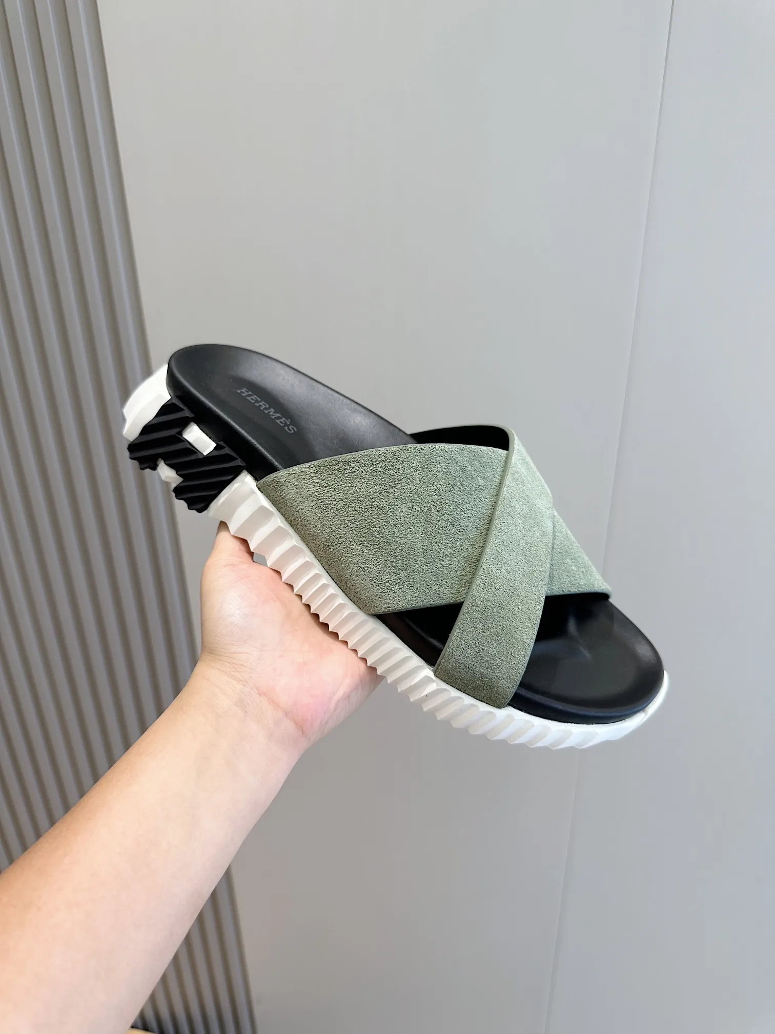 [HERMÈS] Top men's shoes 💰: 340💰 Size: 39-44 (38.45 46 custom-made) Herme*H Home Hermès Men's Sandals and Slippers - Original Replica Purchase the original version and make it one to one, the outsole is privately modeled, and the outsole color corresponding to each color is the same as the original version. Come to those who know the stuff 💪 The ultra-light soles are designed in contrasting colors, and they feel so comfortable on your feet! Calfskin, cowhide feet, private mold outsole.